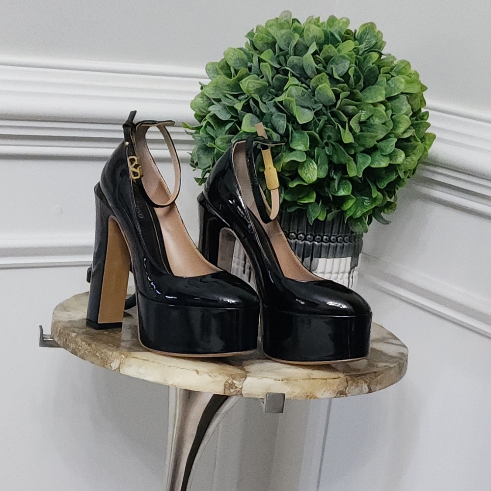 Valentino Garavani Black Platform Heels. Excellent, Like New Condition.